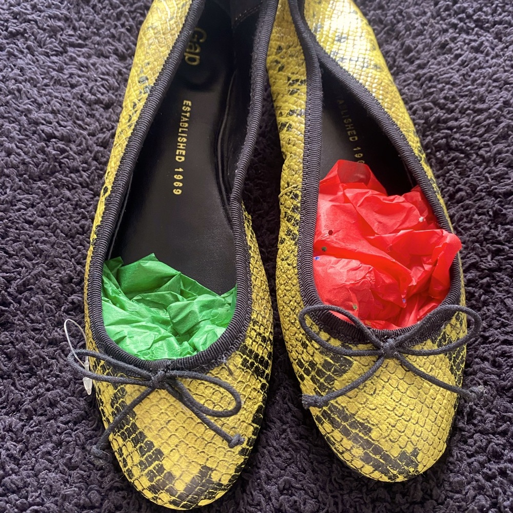 Gap snake skin yellow and black flats